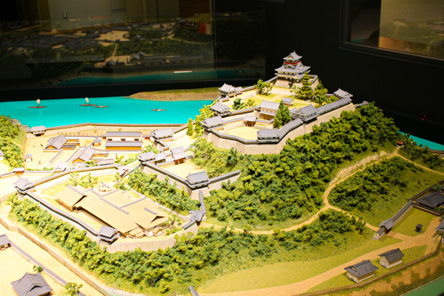 犬山城を取り囲むのは水堀、空堀、そして木曽川 | 犬山城を楽しむため